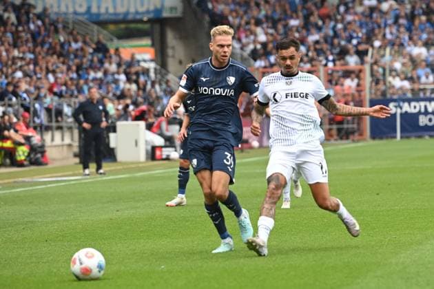 Leandro MORGALLA BO vs Oliver BATISTA MEIER MS action, duel, Football 2 Bundesliga, 4 Matchday, matchday 4, VfL Bochum BO SC Preussen Muenster MS 1 2 on 30 08 2025, Vonovia Ruhrstadion Bochum Germany DFL regulations prohibit any use of photographs as image sequences and or quasi video Â