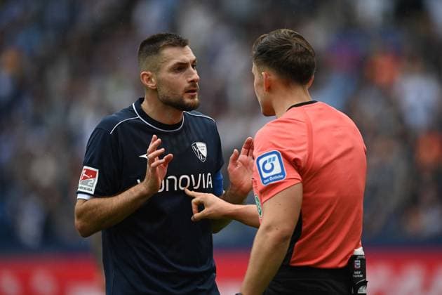 v l Matus BERO BO , Referee Felix PRIGAN Football 2 Bundesliga, 4 Spieltag, matchday 4, VfL Bochum BO SC Preussen Muenster MS 1 2 am 30 08 2025, Vonovia Ruhrstadion Bochum Germany DFL regulations prohibit any use of photographs as image sequences and or quasi video Â