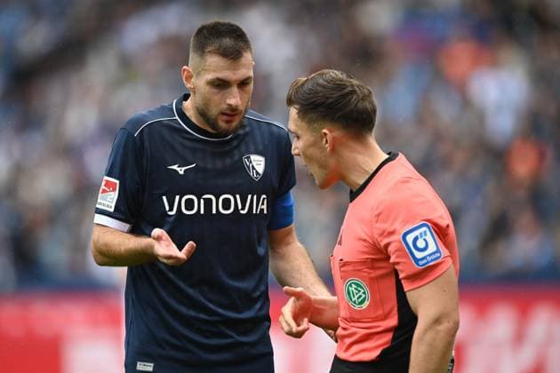 v l Matus BERO BO , Referee Felix PRIGAN Football 2 Bundesliga, 4 Spieltag, matchday 4, VfL Bochum BO SC Preussen Muenster MS 1 2 am 30 08 2025, Vonovia Ruhrstadion Bochum Germany DFL regulations prohibit any use of photographs as image sequences and or quasi video Â