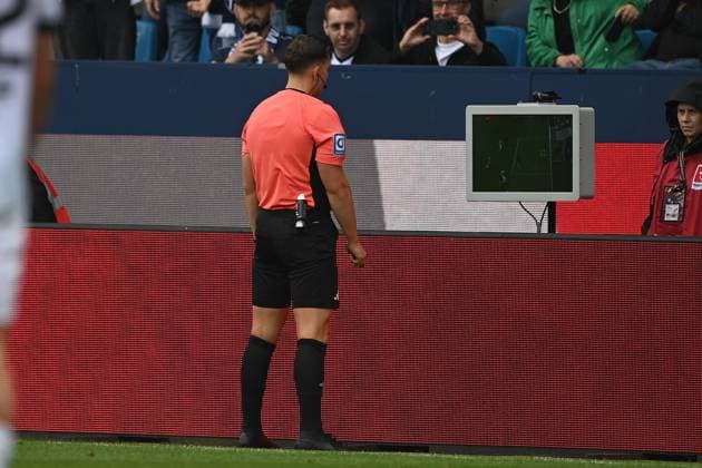 Referee Felix PRIGAN watches video evidence, Koelner Keller, VAR, Video Assistant Referee, Video referee, Football 2 Bundesliga, 4 Spieltag, matchday 4, VfL Bochum BO SC Preussen Muenster MS 1 2 am 30 08 2025, Vonovia Ruhrstadion Bochum Germany DFL regulations prohibit any use of photographs as image sequences and or quasi video Â