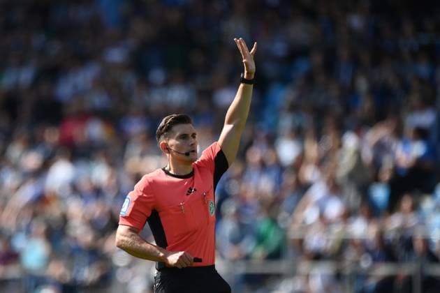 Referee Max BURDA gestures, gesticulates, Football 2 Bundesliga, 4 Matchday, matchday 4, VfL Bochum BO SC Preussen Muenster MS 1 2 am 30 08 2025, Vonovia Ruhrstadion Bochum Germany DFL regulations prohibit any use of photographs as image sequences and or quasi video Â
