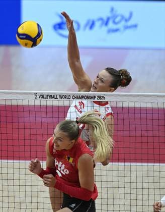 (250831) -- BANGKOK, Aug. 31, 2025 -- Martyna Czyrnianska (top) of Poland competes against Anna Koulberg of Belgium during the round of 16 match between Poland and Belgium at the Volleyball Women s World Championship, WM, Weltmeisterschaft in Bangkok, Thailand, Aug. 30, 2025. ) (SP)THAILAND-BANGKOK-VOLLEYBALL-WOMEN S WORLD CHAMPIONSHIP-POLAND VS BELGIUM HouxZhaokang 