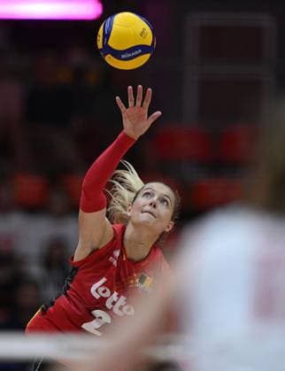 (250831) -- BANGKOK, Aug. 31, 2025 -- Elise Van Sas of Belgium serves during the round of 16 match between Poland and Belgium at the Volleyball Women s World Championship, WM, Weltmeisterschaft in Bangkok, Thailand, Aug. 30, 2025. ) (SP)THAILAND-BANGKOK-VOLLEYBALL-WOMEN S WORLD CHAMPIONSHIP-POLAND VS BELGIUM HouxZhaokang 