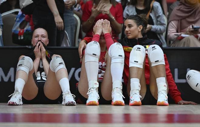 (250831) -- BANGKOK, Aug. 31, 2025 -- Players of Belgium look dejected after the round of 16 match between Poland and Belgium at the Volleyball Women s World Championship, WM, Weltmeisterschaft in Bangkok, Thailand, Aug. 30, 2025. ) (SP)THAILAND-BANGKOK-VOLLEYBALL-WOMEN S WORLD CHAMPIONSHIP-POLAND VS BELGIUM HouxZhaokang 