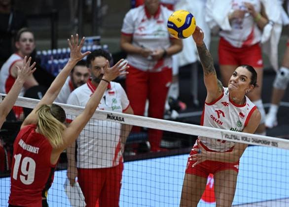 (250831) -- BANGKOK, Aug. 31, 2025 -- Malwina Smarzek (R) of Poland spikes the ball during the round of 16 match between Poland and Belgium at the Volleyball Women s World Championship, WM, Weltmeisterschaft in Bangkok, Thailand, Aug. 30, 2025. ) (SP)THAILAND-BANGKOK-VOLLEYBALL-WOMEN S WORLD CHAMPIONSHIP-POLAND VS BELGIUM HouxZhaokang 