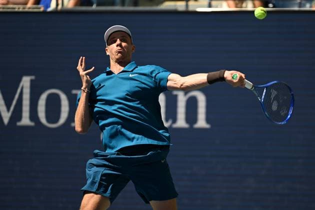 (250831) -- NEW YORK, Aug. 31, 2025 -- Denis Shapovalov of Canada hits a return during the men s singles third round match against Jannik Sinner of Italy at the 2025 US Open tennis championships in New York, the United States, Aug. 30, 2025. ) (SP)U.S.-NEW YORK-TENNIS-US OPEN-MEN S SINGLES-SINNER VS SHAPOVALOV LixRui 