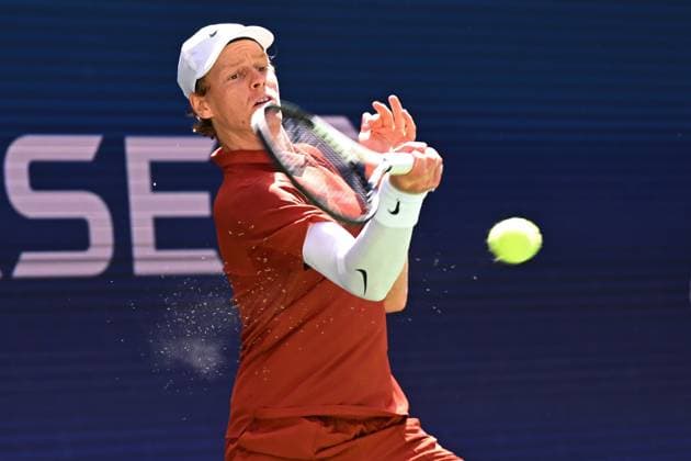 (250831) -- NEW YORK, Aug. 31, 2025 -- Jannik Sinner of Italy hits a return during the men s singles third round match against Denis Shapovalov of Canada at the 2025 US Open tennis championships in New York, the United States, Aug. 30, 2025. ) (SP)U.S.-NEW YORK-TENNIS-US OPEN-MEN S SINGLES-SINNER VS SHAPOVALOV LixRui 