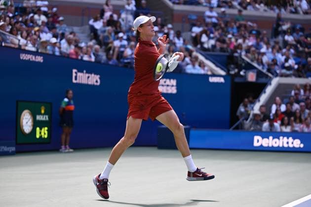 (250831) -- NEW YORK, Aug. 31, 2025 -- Jannik Sinner of Italy hits a return during the men s singles third round match against Denis Shapovalov of Canada at the 2025 US Open tennis championships in New York, the United States, Aug. 30, 2025. ) (SP)U.S.-NEW YORK-TENNIS-US OPEN-MEN S SINGLES-SINNER VS SHAPOVALOV LixRui 