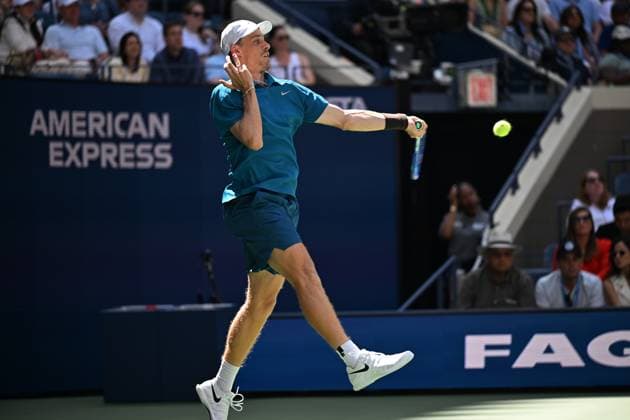 (250831) -- NEW YORK, Aug. 31, 2025 -- Denis Shapovalov of Canada hits a return during the men s singles third round match against Jannik Sinner of Italy at the 2025 US Open tennis championships in New York, the United States, Aug. 30, 2025. ) (SP)U.S.-NEW YORK-TENNIS-US OPEN-MEN S SINGLES-SINNER VS SHAPOVALOV LixRui 