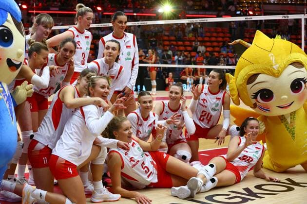 (250831) -- BANGKOK, Aug. 31, 2025 -- Players of Poland pose for photos after winning the round of 16 match between Poland and Belgium at the Volleyball Women s World Championship, WM, Weltmeisterschaft in Bangkok, Thailand, Aug. 30, 2025. ) (SP)THAILAND-BANGKOK-VOLLEYBALL-WOMEN S WORLD CHAMPIONSHIP-POLAND VS BELGIUM SunxWeitong 