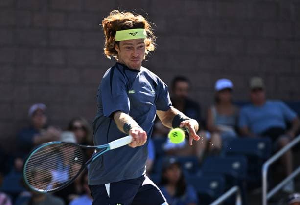 (250831) -- NEW YORK, Aug. 31, 2025 -- Andrey Rublev of Russia hits a return during the men s singles third round match against Coleman Wong of China s Hong Kong at the 2025 US Open tennis championships in New York, the United States, Aug. 30, 2025. ) (SP)U.S.-NEW YORK-TENNIS-US OPEN-MEN S SINGLES-RUBLEV VS WONG LixRui 