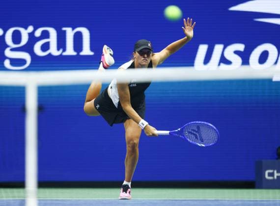 2025 US Open Tennis Championships, Day Seven, Billy Jean-King Tennis Centre, Flushing Meadows, New York, USA, 31 08 2025 Iga Swiatek (POL)in action during her third round match against Anna Kalinskaya in the 2025 US Open at Flushing Meadows New York Billy Jean King Tennis Centre, Flushing Meadows New York USA Copyright: xMarkxGreenwoodx