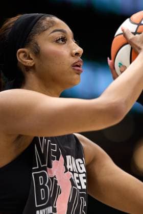 August 30, 2025, Seattle, Washington, USA: Chicago Sky forward ANGEL REESE (5) warms-up prior to the WNBA, Basketball Damen, USA matchup between the Seattle Storm and Chicago Sky at Climate Pledge Arena on August 30, 2025 in Seattle, Washington. Seattle USA - ZUMAd218 20250830_zsp_d218_001 Copyright: xRichardxDizonx