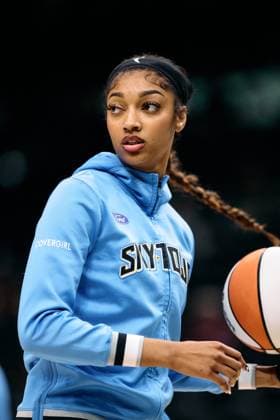 August 30, 2025, Seattle, Washington, USA: Chicago Sky forward ANGEL REESE (5) warms-up prior to the WNBA, Basketball Damen, USA matchup between the Seattle Storm and Chicago Sky at Climate Pledge Arena on August 30, 2025 in Seattle, Washington. Seattle USA - ZUMAd218 20250830_zsp_d218_002 Copyright: xRichardxDizonx