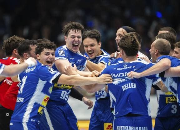 DAIKIN HBL HANDBALL MEN 1 BL 1 GAME DAY THSV EISENACH SC DHFK LEIPZIG FOR EDITORIAL PURPOSES ONLY p 30 08 2025 Eisenach DAIKIN HBL Handball 1 Bundesliga Herren Saison 2025 2026 1 Spieltag Werner Assmann Halle ThSV Eisenach SC DHfK Leipzig 31 27 in the photo Cheers from the Eisenach team after the win, here among others Gian Attenhofer 11 ThSV Eisenach , Tillman Leu 99 ThSV Eisenach and Moritz Ende 21 ThSV Eisenach Germany Thuringia Eisenach Copyright SaschaxFromm Copyright: SaschaxFromm doc826laoihp1z5tqpin2j ,EDITORIAL USE ONLY Copyright: SaschaxFromm