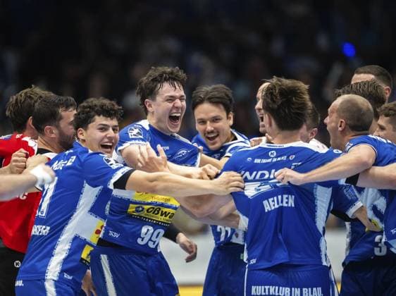DAIKIN HBL HANDBALL MEN 1 BL 1 GAME DAY THSV EISENACH SC DHFK LEIPZIG FOR EDITORIAL PURPOSES ONLY p 30 08 2025 Eisenach DAIKIN HBL Handball 1 Bundesliga Herren Saison 2025 2026 1 Spieltag Werner Assmann Halle ThSV Eisenach SC DHfK Leipzig 31 27 in the photo Cheers from the Eisenach team after the win, here among others Gian Attenhofer 11 ThSV Eisenach , Tillman Leu 99 ThSV Eisenach and Moritz Ende 21 ThSV Eisenach Germany Thuringia Eisenach Copyright SaschaxFromm Copyright: SaschaxFromm doc826laqd3h8m1f872h8m ,EDITORIAL USE ONLY Copyright: SaschaxFromm