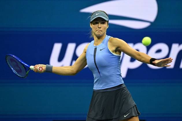 Anna Kalinskya returns a jolly to Iga Swiatek of Pol on Arthur Ashe Stadium on day 7 at the 2025 US Open Tennis Championship at the USTA Billie Jean King National Tennis Center in New York City on Thursday, August 30, 2025.  NYP20250830306 LARRYxMARANO