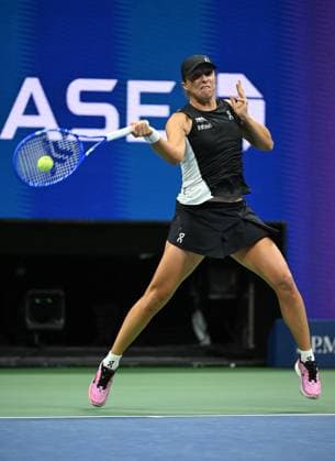 Iga Swiatek of Pol returns a jolly to Anna Kalinskya on Arthur Ashe Stadium on day 7 at the 2025 US Open Tennis Championship at the USTA Billie Jean King National Tennis Center in New York City on Thursday, August 30, 2025.  NYP20250830311 LARRYxMARANO