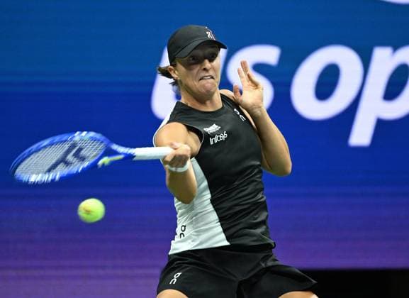 Iga Swiatek of Pol returns a jolly to Anna Kalinskya on Arthur Ashe Stadium on day 7 at the 2025 US Open Tennis Championship at the USTA Billie Jean King National Tennis Center in New York City on Thursday, August 30, 2025.  NYP20250830312 LARRYxMARANO
