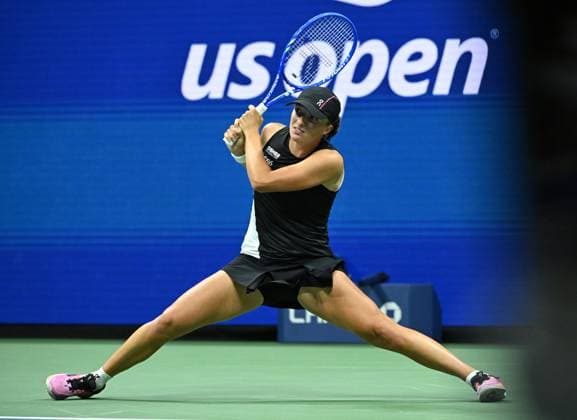 Iga Swiatek of Pol returns a jolly to Anna Kalinskya on Arthur Ashe Stadium on day 7 at the 2025 US Open Tennis Championship at the USTA Billie Jean King National Tennis Center in New York City on Thursday, August 30, 2025.  NYP20250830315 LARRYxMARANO