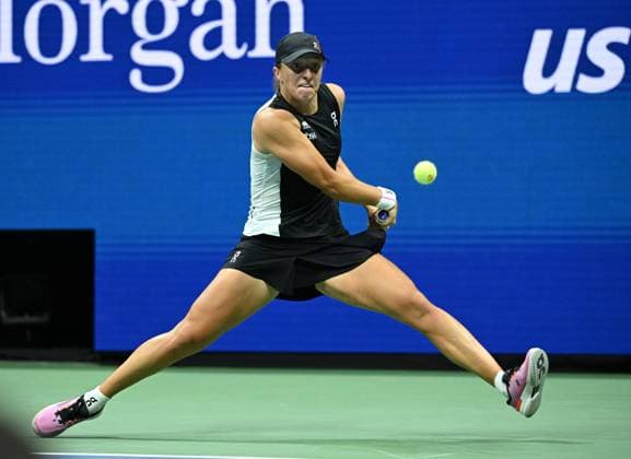 Iga Swiatek of Pol returns a jolly to Anna Kalinskya on Arthur Ashe Stadium on day 7 at the 2025 US Open Tennis Championship at the USTA Billie Jean King National Tennis Center in New York City on Thursday, August 30, 2025.  NYP20250830316 LARRYxMARANO