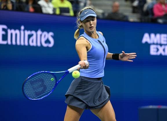 Anna Kalinskya returns a jolly to Iga Swiatek of Pol on Arthur Ashe Stadium on day 7 at the 2025 US Open Tennis Championship at the USTA Billie Jean King National Tennis Center in New York City on Thursday, August 30, 2025.  NYP20250830317 LARRYxMARANO