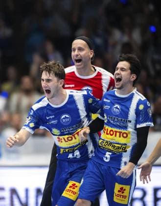 DAIKIN HBL HANDBALL MEN 1 BL 1 GAME DAY THSV EISENACH SC DHFK LEIPZIG FOR EDITORIAL PURPOSES ONLY p 30 08 2025 Eisenach DAIKIN HBL Handball 1 Bundesliga Herren Saison 2025 2026 1 Spieltag Werner Assmann Halle ThSV Eisenach SC DHfK Leipzig 31 27 im Foto jubilation at the Eisenach team after the victory, here Stephan Seitz 44 ThSV Eisenach , goalkeeper Silvio Heinevetter 12 ThSV Eisenach and Timothy Reichmuth 5 ThSV Eisenach Germany Thuringia Eisenach Copyright SaschaxFromm Copyright: SaschaxFromm doc826lbhe7ts4z1qdxh2y ,EDITORIAL USE ONLY Copyright: SaschaxFromm