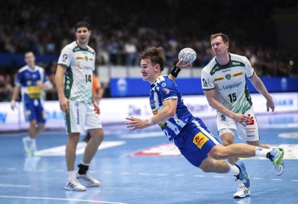 DAIKIN HBL HANDBALL MEN 1 BL 1 GAME DAY THSV EISENACH SC DHFK LEIPZIG FOR EDITORIAL PURPOSES ONLY p 30 08 2025 Eisenach DAIKIN HBL Handball 1 Bundesliga Men Season 2025 2026 1 Matchday Werner Assmann Halle ThSV Eisenach SC DHfK Leipzig 31 27 in photo Felix Aellen 22 ThSV Eisenach in duel with Adam Lönn 15 SC DHfK Leipzig Germany Thuringia Eisenach Copyright SaschaxFromm Copyright: SaschaxFromm doc826lbr32fjavi6s6n2j ,EDITORIAL USE ONLY Copyright: SaschaxFromm