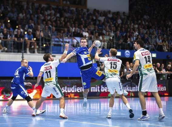 DAIKIN HBL HANDBALL MEN 1 BL 1 GAME DAY THSV EISENACH SC DHFK LEIPZIG FOR EDITORIAL PURPOSES ONLY EDITORIAL USE ONLY p 30 08 2025 Eisenach DAIKIN HBL Handball 1 Bundesliga Men Season 2025 2026 1 Matchday Werner Assmann Halle ThSV Eisenach SC DHfK Leipzig 31 27 in photo Max Beneke 9 ThSV Eisenach in duel with Lukas Binder 11 SC DHfK Leipzig and Marko Mamic 14 SC DHfK Leipzig Germany Thuringia Eisenach Copyright SaschaxFromm Copyright: SaschaxFromm doc826lbz6yeao9tjtah8m ,EDITORIAL USE ONLY Copyright: SaschaxFromm