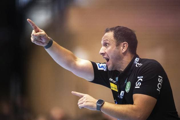 DAIKIN HBL HANDBALL MEN 1 BL 1 GAME DAY THSV EISENACH SC DHFK LEIPZIG FOR EDITORIAL PURPOSES ONLY p 30 08 2025 Eisenach DAIKIN HBL Handball 1 Bundesliga Herren Saison 2025 2026 1 Spieltag Werner Assmann Halle ThSV Eisenach SC DHfK Leipzig 31 27 im Foto Trainer Raul Alonso SC DHfK Leipzig Germany Thüringen Eisenach Copyright SaschaxFromm Copyright: SaschaxFromm doc826lcjgs7hwtnkbaout ,EDITORIAL USE ONLY Copyright: SaschaxFromm