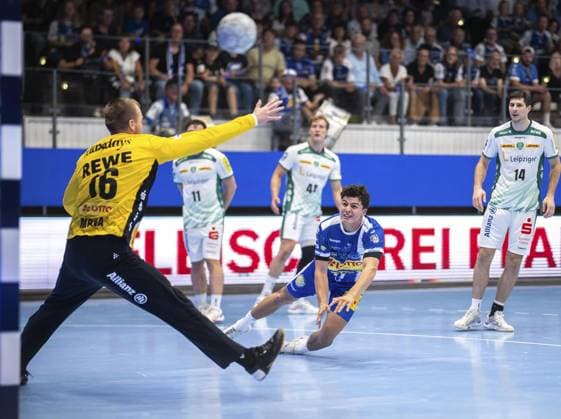 DAIKIN HBL HANDBALL MEN 1 BL 1 GAME DAY THSV EISENACH SC DHFK LEIPZIG FOR EDITORIAL PURPOSES ONLY p 30 08 2025 Eisenach DAIKIN HBL Handball 1 Bundesliga Men Season 2025 2026 1 Matchday Werner Assmann Halle ThSV Eisenach SC DHfK Leipzig in photo Gian Attenhofer 11 ThSV Eisenach in duel with goalkeeper Tomas Mrkva 16 SC DHfK Leipzig Germany Thuringia Eisenach Copyright SaschaxFromm Copyright: SaschaxFromm doc826led5nz8pe1ad5nic ,EDITORIAL USE ONLY Copyright: SaschaxFromm