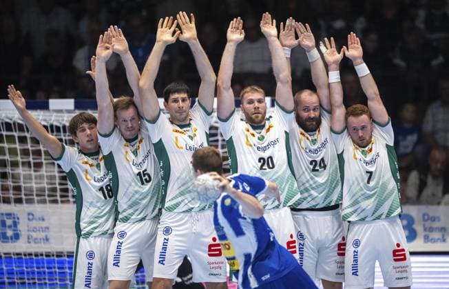 DAIKIN HBL HANDBALL MEN 1 BL 1 GAME DAY THSV EISENACH SC DHFK LEIPZIG FOR EDITORIAL PURPOSES ONLY p 30 08 2025 Eisenach DAIKIN HBL Handball 1 Bundesliga Herren Saison 2025 2026 1 Spieltag Werner Assmann Halle ThSV Eisenach SC DHfK Leipzig im Foto Max Beneke 9 ThSV Eisenach against the Leipzig Wall with Staffan Peter 18 SC DHfK Leipzig , Adam Lönn 15 SC DHfK Leipzig , Marko Mamic 14 SC DHfK Leipzig , William Bogojevic 20 SC DHfK Leipzig , Moritz Preuss 24 SC DHfK Leipzig and Tomas Piroch 7 SC DHfK Leipzig Germany Thuringia Eisenach Copyright SaschaxFromm Copyright: SaschaxFromm doc826lem2qts0izjqbn2j ,EDITORIAL USE ONLY Copyright: SaschaxFromm