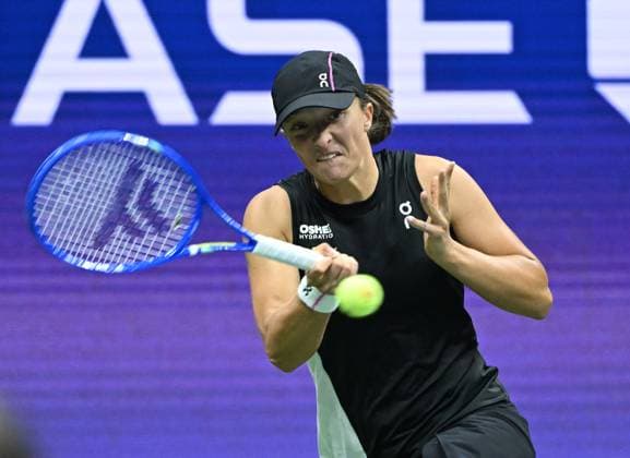 Iga Swiatek of Pol returns a jolly to Anna Kalinskya on Arthur Ashe Stadium on day 7 at the 2025 US Open Tennis Championship at the USTA Billie Jean King National Tennis Center in New York City on Saturday, August 30, 2025.  NYP20250830314 LARRYxMARANO