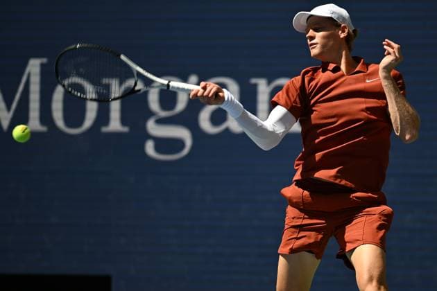 (250831) -- NEW YORK, Aug. 31, 2025 -- Jannik Sinner of Italy hits a return during the men s singles third round match against Denis Shapovalov of Canada at the 2025 US Open tennis championships in New York, the United States, Aug. 30, 2025. ) (SP)U.S.-NEW YORK-TENNIS-US OPEN-MEN S SINGLES-SINNER VS SHAPOVALOV LixRui 