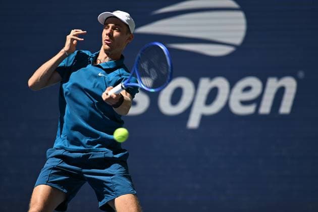 (250831) -- NEW YORK, Aug. 31, 2025 -- Denis Shapovalov of Canada hits a return during the men s singles third round match against Jannik Sinner of Italy at the 2025 US Open tennis championships in New York, the United States, Aug. 30, 2025. ) (SP)U.S.-NEW YORK-TENNIS-US OPEN-MEN S SINGLES-SINNER VS SHAPOVALOV LixRui 