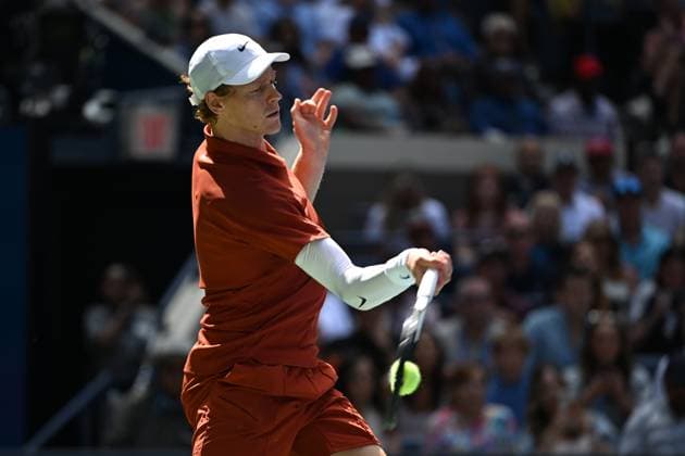 (250831) -- NEW YORK, Aug. 31, 2025 -- Jannik Sinner of Italy hits a return during the men s singles third round match against Denis Shapovalov of Canada at the 2025 US Open tennis championships in New York, the United States, Aug. 30, 2025. ) (SP)U.S.-NEW YORK-TENNIS-US OPEN-MEN S SINGLES-SINNER VS SHAPOVALOV LixRui 
