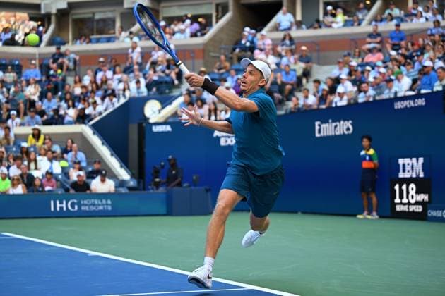 (250831) -- NEW YORK, Aug. 31, 2025 -- Denis Shapovalov of Canada hits a return during the men s singles third round match against Jannik Sinner of Italy at the 2025 US Open tennis championships in New York, the United States, Aug. 30, 2025. ) (SP)U.S.-NEW YORK-TENNIS-US OPEN-MEN S SINGLES-SINNER VS SHAPOVALOV LixRui 