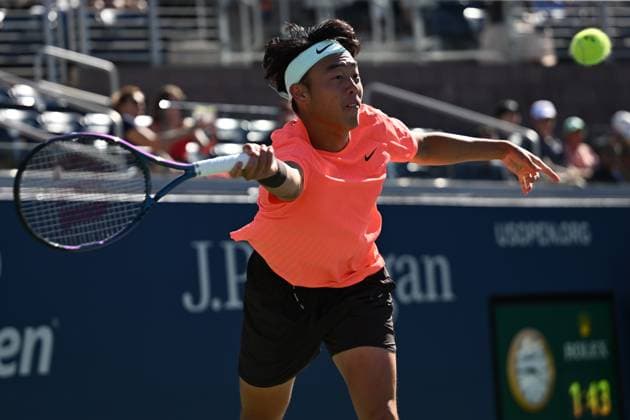 (250831) -- NEW YORK, Aug. 31, 2025 -- Coleman Wong of China s Hong Kong hits a return during the men s singles third round match against Andrey Rublev of Russia at the 2025 US Open tennis championships in New York, the United States, Aug. 30, 2025. ) (SP)U.S.-NEW YORK-TENNIS-US OPEN-MEN S SINGLES-RUBLEV VS WONG LixRui 