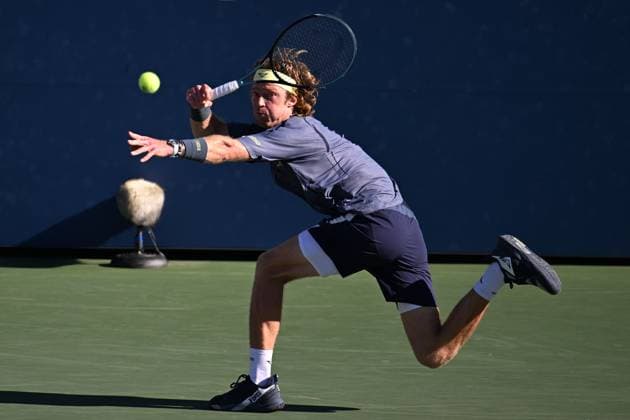 (250831) -- NEW YORK, Aug. 31, 2025 -- Andrey Rublev of Russia hits a return during the men s singles third round match against Coleman Wong of China s Hong Kong at the 2025 US Open tennis championships in New York, the United States, Aug. 30, 2025. ) (SP)U.S.-NEW YORK-TENNIS-US OPEN-MEN S SINGLES-RUBLEV VS WONG LixRui 