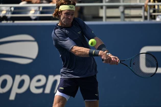 (250831) -- NEW YORK, Aug. 31, 2025 -- Andrey Rublev of Russia hits a return during the men s singles third round match against Coleman Wong of China s Hong Kong at the 2025 US Open tennis championships in New York, the United States, Aug. 30, 2025. ) (SP)U.S.-NEW YORK-TENNIS-US OPEN-MEN S SINGLES-RUBLEV VS WONG LixRui 