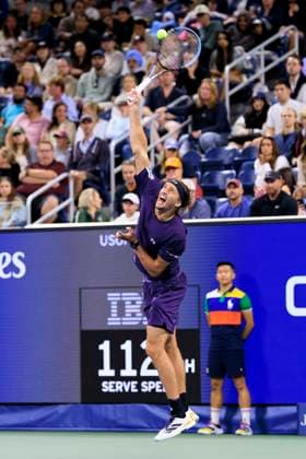 August 30, 2025, Flushing Meadows, New York, USA: Alexander Zverev serves during a match against Felix Auger-Aliassime on Day 7 of the 2025 US Open at USTA Billie Jean King National Tennis Center on Saturday August 30, 2025 in the Flushing neighborhood of the Queens borough of New York City. JAVIER ROJAS PI Flushing Meadows USA - ZUMAp124 20250830_zaa_p124_172 Copyright: xJavierxRojasx