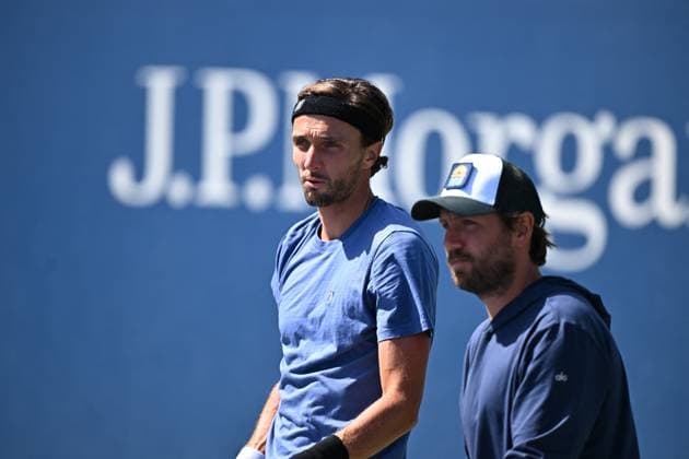 US Open - Arthur Rinderknech Training Arthur Rinderknech (FRA) with his coach Lucas Pouille (FRA) at the 2025 US Open at Billie Jean National Tennis Center in New York City, NY, USA, on August 30, 2025. Photo by Corinne Dubreuil ABACAPRESS.COM New York City United States  Copyright: xDubreuilxCorinne ABACAx