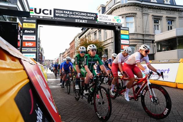 2025 UCI Para-cycling Road World Championships Picture by Olly Hassell SWpix.com - 31 08 2025 - Cycling - 2025 UCI Para-cycling Road World Championships - Ronse, Flanders, Belgium - Women B Road Race - Race Start Copyright: x xSWpix.comx(t axPhotographyxHubxLtd)xOllyxHassell SWpix.comx SWP-3069-1487