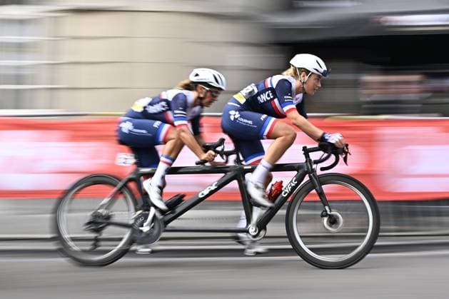 France Anne Sophie Centis and pilot Lara Lallemant (WB) pictured in action during the road race at the UCI Para-cycling Road World Championships, Sunday 31 August 2025, in Ronse. The UCI Para-Cycling Road World Championships take place from 28 to 31 Augustus in Ronse. JASPERxJACOBS  x132916300x
