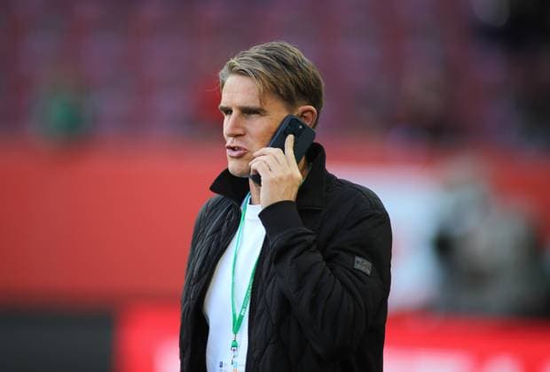 Football, Men, Season 2025 2026, FC Augsburg FC Bayern Munich, Bundesliga, WWK Arena Christoph Freund, Sports Director FC Bayern Munich on the phone, calling, cell phone, smartphone DFL DFB regulations prohibit any use of photographs as image sequences and or quasi video