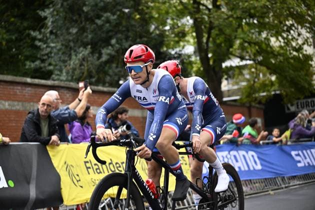 France Elie De Carvalho and pilot Mickael Guichard (MB) pictured in action during the road race at the UCI Para-cycling Road World Championships, Sunday 31 August 2025, in Ronse. The UCI Para-Cycling Road World Championships take place from 28 to 31 Augustus in Ronse. JASPERxJACOBS  x132917374x