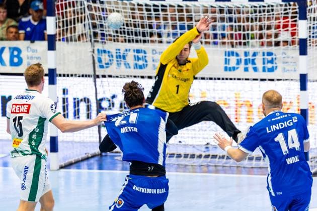 30 08 2025, GER, Handball, Men, Season 25 26, Daikin 1 Bl, 1 Matchday ThSV Eisenach SC DHfK Leipzig Adam Loenn SC DHfK Leipzig Phillip Meyer ThSV Eisenach,27 Peter Walz ThSV Eisenach,14 99817 Eisenach Werner Assmann Halle Am Sportp Thueringen Germany