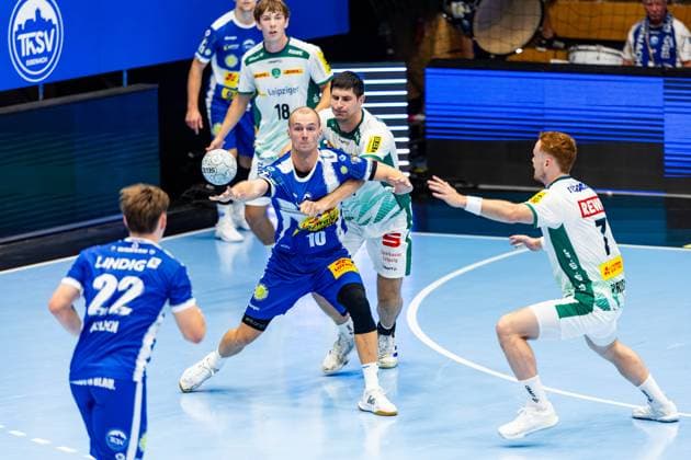30 08 2025, GER, Handball, Men, Season 25 26, Daikin 1 Bl, 1 Matchday ThSV Eisenach SC DHfK Leipzig Adam Loenn SC DHfK Leipzig Fynn Hangstein ThSV Eisenach,10 99817 Eisenach Werner Assmann Halle Am Sportp Thueringen Germany