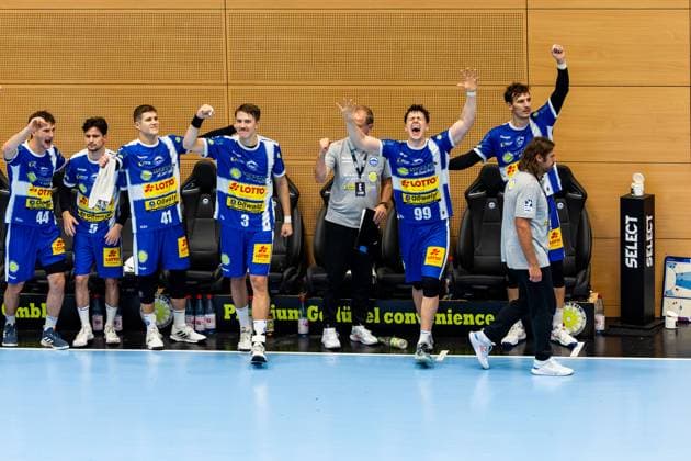 30 08 2025, GER, Handball, Men, Season 25 26, Daikin 1 Bl, 1 Matchday ThSV Eisenach SC DHfK Leipzig big cheers on the substitutes bench of ThSV Eisenach, with in the picture Silvio Heinevetter ThSV Eisenach,12 , Moritz Ende ThSV Eisenach,21 , Alexander Saul ThSV Eisenach,95 , 44 , Timothy Reichmuth ThSV Eisenach,5 , Vukasin Antonijevic ThSV Eisenach,41 , Oskar Joelsson ThSV Eisenach,3 , Maik Nowak ThSV Eisenach , Fynn Hangstein ThSV Eisenach,10 and Felix Aellen ThSV Eisenach,22 99817 Eisenach Werner Assmann Halle Am Sportp Thueringen Germany