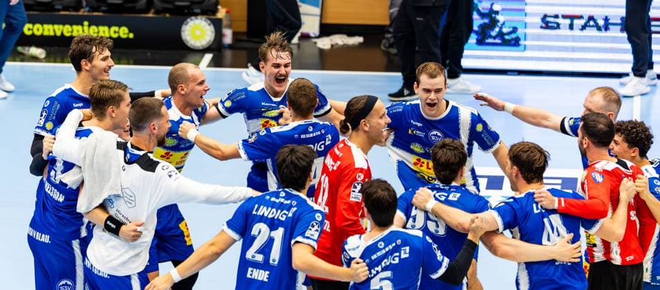 30 08 2025, GER, Handball, Men, Season 25 26, Daikin 1 Bl, 1 Matchday ThSV Eisenach SC DHfK Leipzig great jubilation at the team of ThSV Eisenach after the victory in the derby against SC DHfK Leipzig, with in the picture Vincent Buechner ThSV Eisenach,74 , Tillman Leu ThSV Eisenach,99 , Gian Attenhofer ThSV Eisenach,11 , Matija Spikic ThSV Eisenach,1 , Timothy Reichmuth ThSV Eisenach,5 , Moritz Ende ThSV Eisenach,21 99817 Eisenach Werner Assmann Halle Am Sportp Thueringen Germany